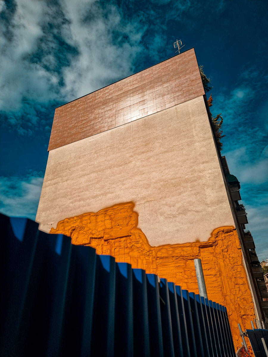 Image of the U.S.-Mexico border wall under construction