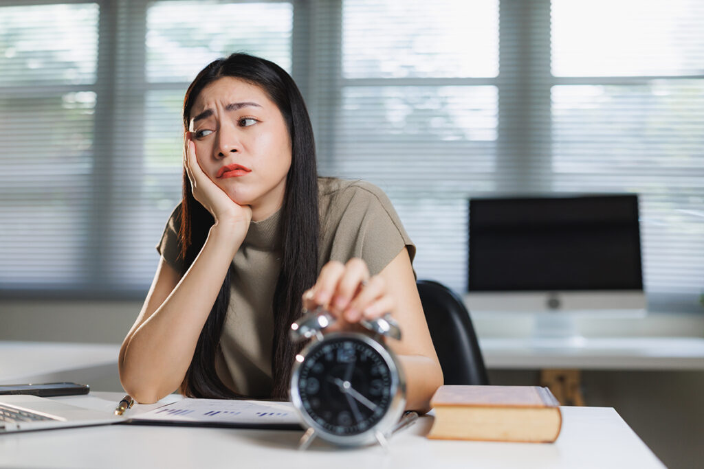 Comprensión de las leyes sobre el trabajo fuera del horario laboral en California
